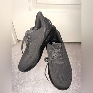 NWOT Kizik Gray Men's slip on Sneakers athleisure walking casual M 10.5 W 12